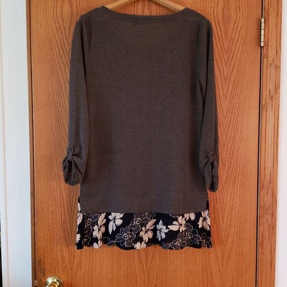 EUC Very Pretty Gray Top with Floral Contrast at Bottom Sz L - Picture 5 of 8